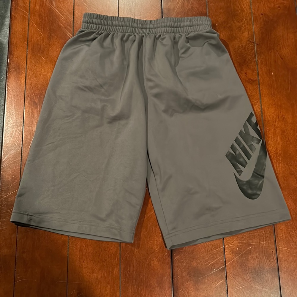 Nike Skateboard Grey & Black Shorts Size Large - Picture 1 of 10